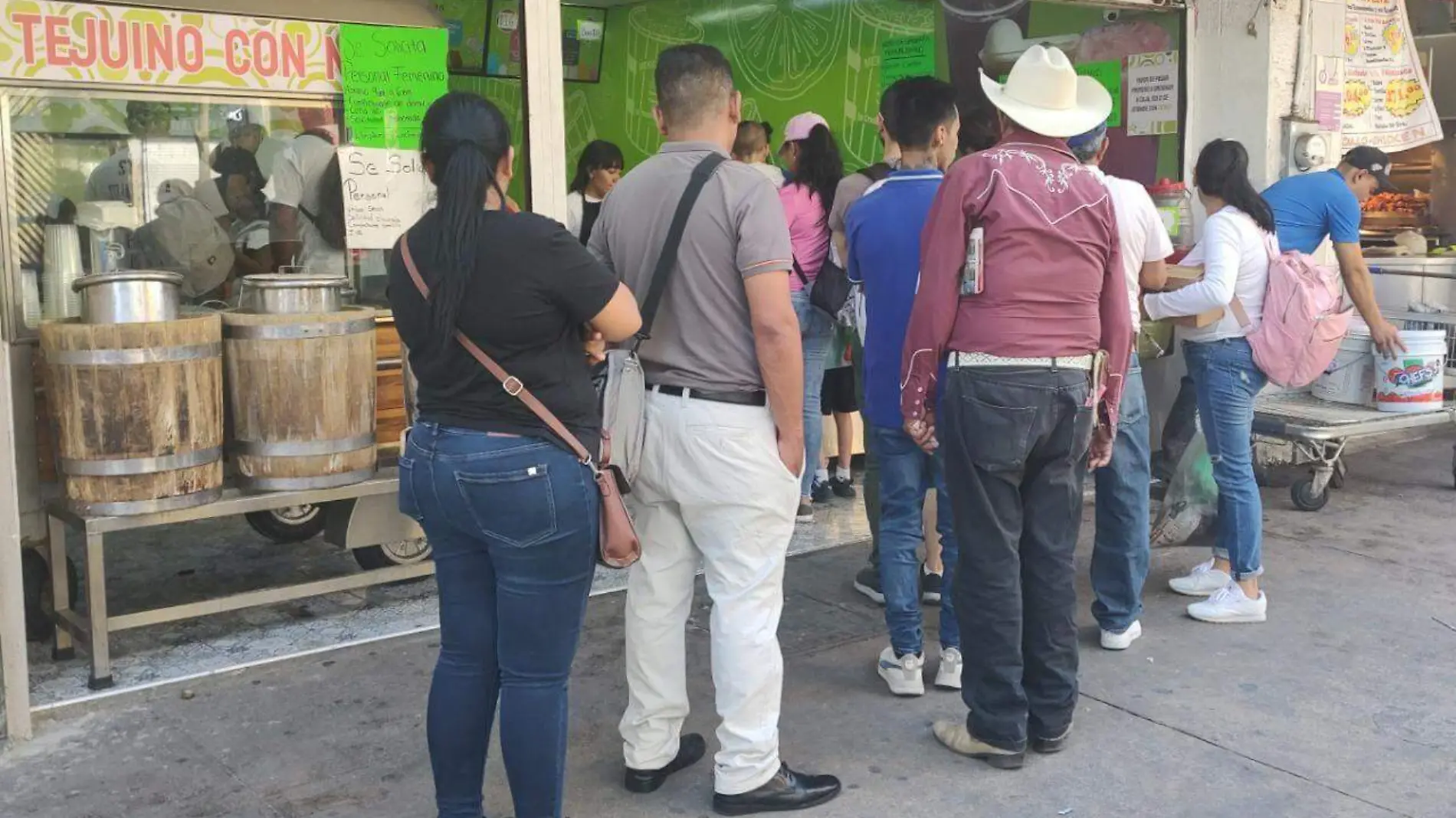 Compra de aguas frescas y tejuino